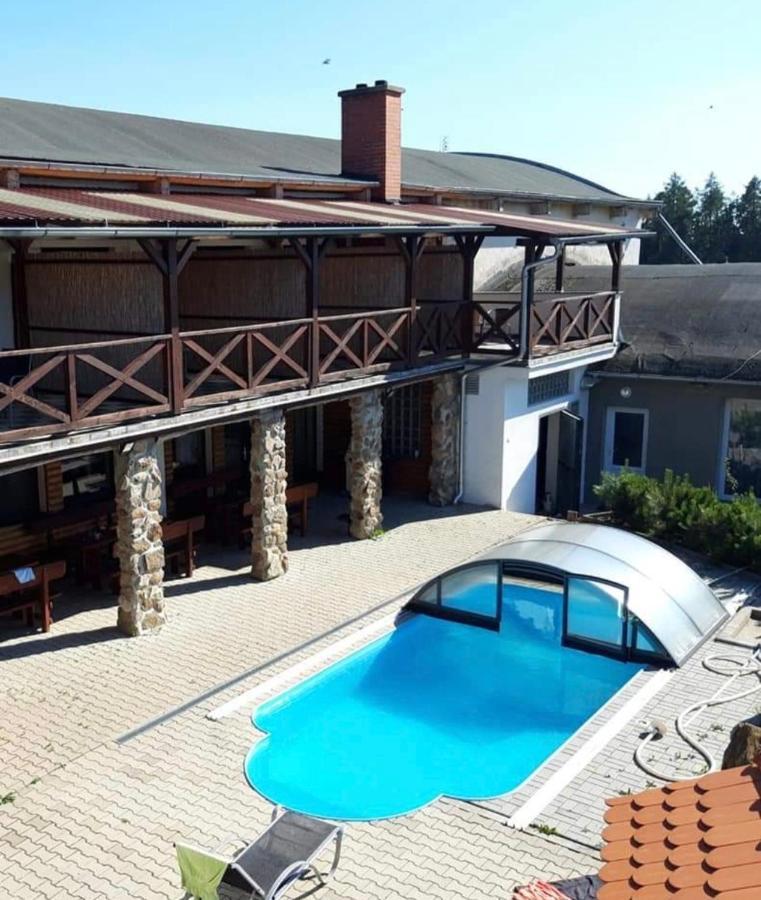 Q Ranch Hotel Bezdekov  Exterior photo